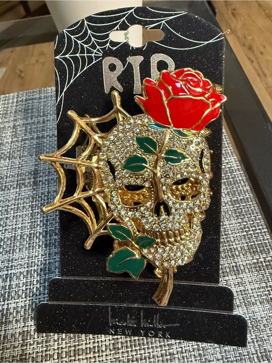 Nicole Miller Accessories - Nicole Miller Gold Crystal☠️ Skull Hair Claw Clip Red Rose🌹and 🍃Green Leaves